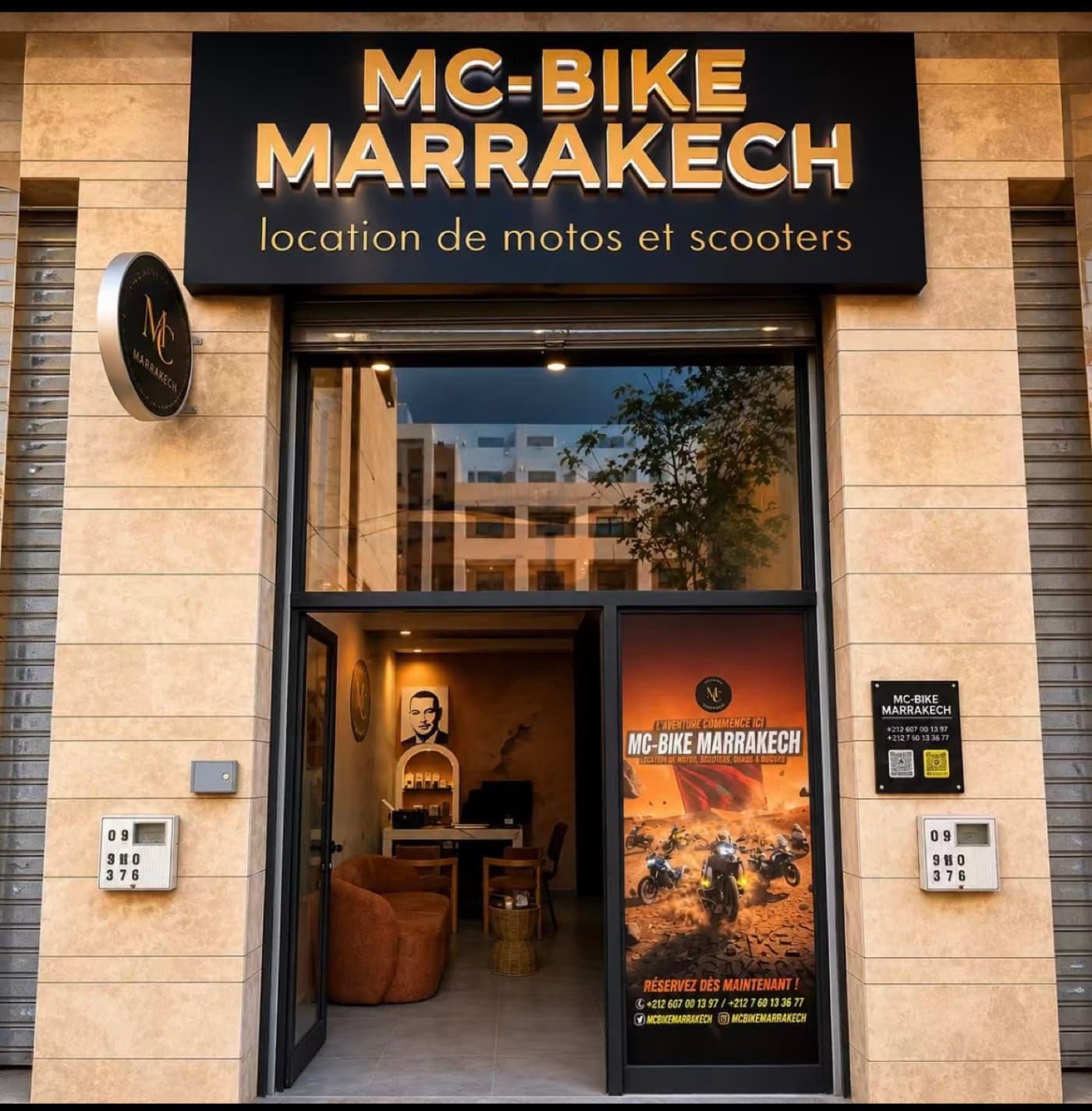 La devanture de MC-Bike Marrakech à Guéliz, enseigne éclairée et vitrine ouverte sur le showroom de motos