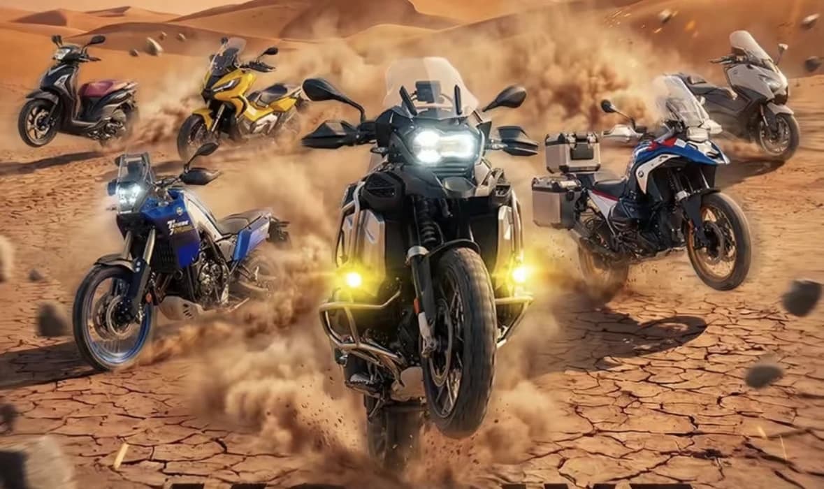 Ténéré 700, BMW GS, Honda X-ADV, T-MAX et scooter de la flotte MC-Bike lancés sur la terre craquelée, dunes en arrière-plan