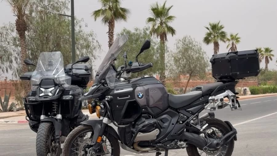 Deux BMW GS 1300 Adventure de la flotte MC-Bike, garées sous les palmiers à Marrakech